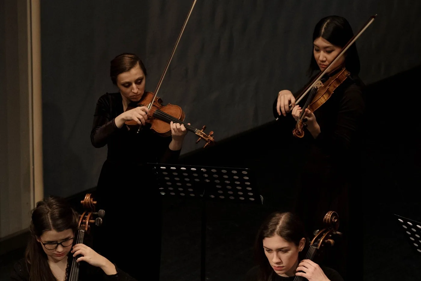 Cuerda y orquesta para figuración musical Músicas de cuerda interpretando una obra en concierto.